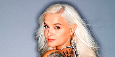 Elegant blonde with tattoos Bella Jane enjoys intensive anal sex