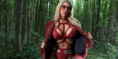 Glamorous inked blonde Alice Judge is having sex in the forest