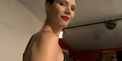Slutty woman Viktoria Goo just can't get enough of male piss