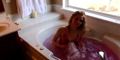 Teen Girlfriend Fucked And Jizzed In Bath Tub