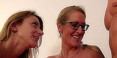 Mature German swinger babes share cock in hardcore FFM threesome - Liss Longlegs