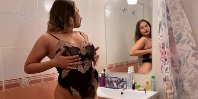 Passionate babe Amalia Davis is masturbating in the bathroom