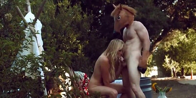 Fabulous, blond housewife and a stud with a mask are banging in the backyard during the day
