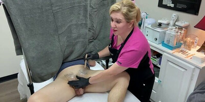 Dude goes to a beauty salon and tries Brazilian waxing for the first time