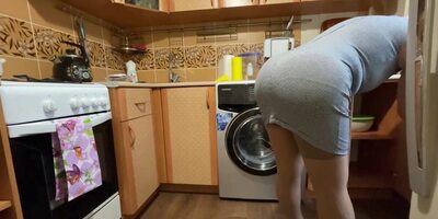 I saw a big and mature ass in the kitchen missing anal