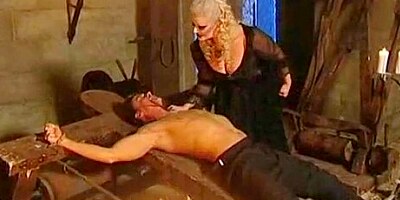 Burgvampirin Stella Cruella Foltert Ihre Sklaven