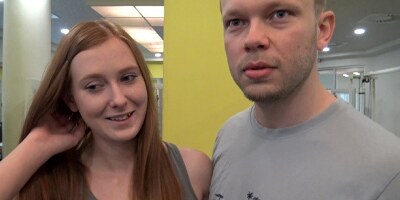 HUNT4K Nettes Mädchen Anstatt Zu Trainieren Hat Sex Im Fitnessstudio Mit Einem Reichen Jäger