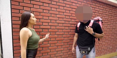 Thaina Fields - Peruana culona hace preguntas calientes en publico y termina follando con un desconocido