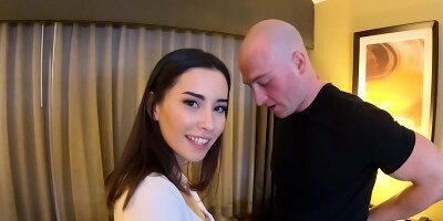 Amateur brunette sucks a hard cock at porn casting