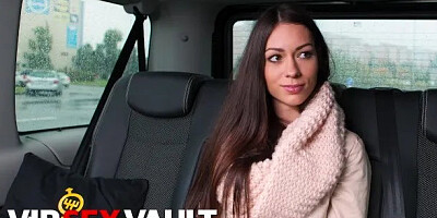 Beauty Arwen Gold Squirts Hard In The Backseat