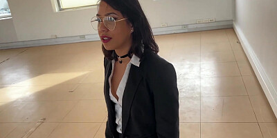 A Real Estate Agent Fucked During A Visit And In The Toilet To Sell Her Property !!!